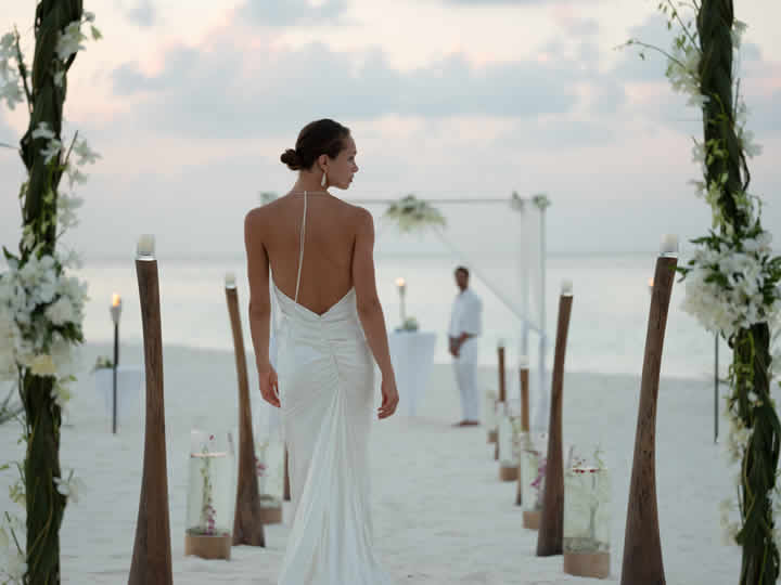 beach wedding at Vakkaru Maldives